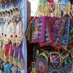 【オールド・スーク)ドバイのローカルなスーク(市場)では、女子にうれしい雑貨がいっぱい。アラビアンな雑貨は見ているだけでも楽しい！お土産探しにもおすすめです。