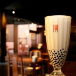 【1位：春水堂(チェンスイタン)の「タピオカミルクティー」 台湾を代表する飲み物「タピオカミルクティー」、発祥のお店「春水堂」が堂々の1位に。お茶の選定に徹底的にこだわった、日本でも人気の一品です。 