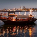 【ダウ船ディナークルーズ】ダウ船というアラブの伝統的な木造船で、日没後にドバイの旧市街のクリーク（運河）をクルージングしながらアラビア料理や西洋料理の夕食をいただくことができます。キラキラでゴージャスなドバイにあって、旧市街を眺めながらのんびりアラビア旅情を楽しめるクルージングです。