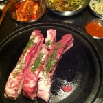 2位：サムギョプサル（豚の三枚肉の焼肉）【韓国・ソウル】 韓国を代表する肉グルメと言えばこれ！豚の三枚肉を厚めにスライスし、鉄板で表面がカリッとなる程度まで焼いて食べる「サムギョプサル」です。肉と一緒に、焼いたニンニクやネギなどをエゴマの葉やサンチュに包んで、塩を溶いたごま油につけて頂きます。野菜もたっぷりで嬉しい。