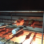 8位：シュラスコ【ブラジル・サンパウロ】 ブラジルの代表的な肉料理「シュラスコ」。串刺しにした牛や豚を、グリルで回転させながら焼きあげ、目の前で好きな量だけ切り分けてくれます。そんなシュラスコ専門店を「シュラスカリア」といいます。鉄串にさした豪快なお肉を満喫してください。
