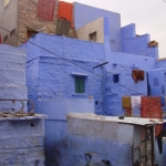 【9位：インド　ジョードプル】＜モロッコ・シャウエンに似たインドの青い街＞ ブルーシティと呼ばれるインドの青い街、ジョードプル。タール砂漠の入り口に位置し、長さ10kmもの城壁に囲まれた城塞都市です。家々の壁は青く塗られていて、青い街として有名なモロッコのシャウエンに似ています。もともとは壁に塗った害虫駆除効果のある化学染料がライム色だったのですが、それが青く変色してしまったという説や、階級を識別する為といった説があるようです。 ジョードプルの旧市街中心部、標高130mほどの岩山の上に内装が美しいメヘランガル城塞があり、ここからは青い街並みが一望できます。 アクセス：日本からインド・デリーまで約10時間。デリーから国内線で約1時間半。空港からジョードプル旧市街まで車で約25分。またはデリーから夜行列車で約10時間。