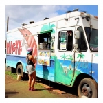 【photogenic_trip さん】 ＜フォトジェニ一人旅@ハワイ＞ 地元の新聞や雑誌でベスト･シュリンプトラックに選ばれた人気フードトラック店「Mackys」のド派手なトラックは、ロコガールとよく似合うよね? #hawaii #mackys #shrimp #trip #foodtruck #photogenic_trip #旅ガール #フォトジェニ一人旅 #カメラ女子 #タビジョ